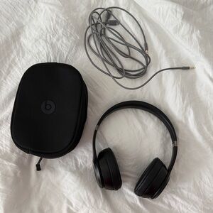 Beats Solo4 Black Bluetooth Wireless Headphones with Case